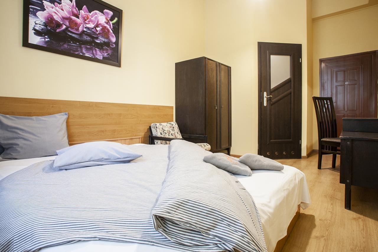 クラクフ Momotown Privates Bed & Breakfast エクステリア 写真