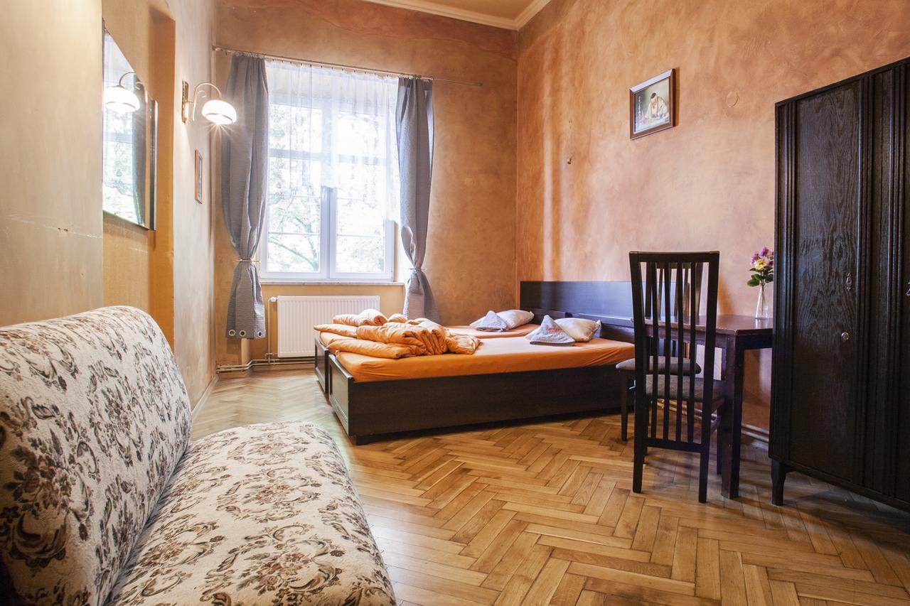 クラクフ Momotown Privates Bed & Breakfast エクステリア 写真